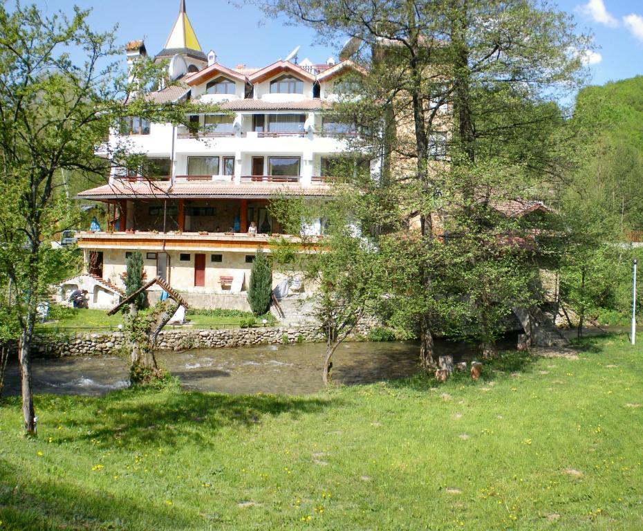 Hotel Paradise Place Kalofer Εξωτερικό φωτογραφία